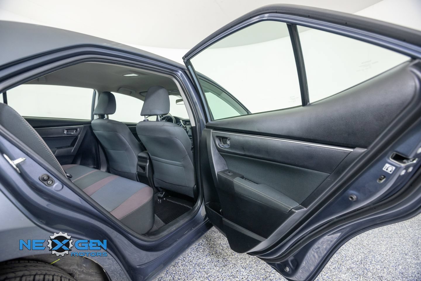 Used 2018 Toyota Corolla LE FWD image 32