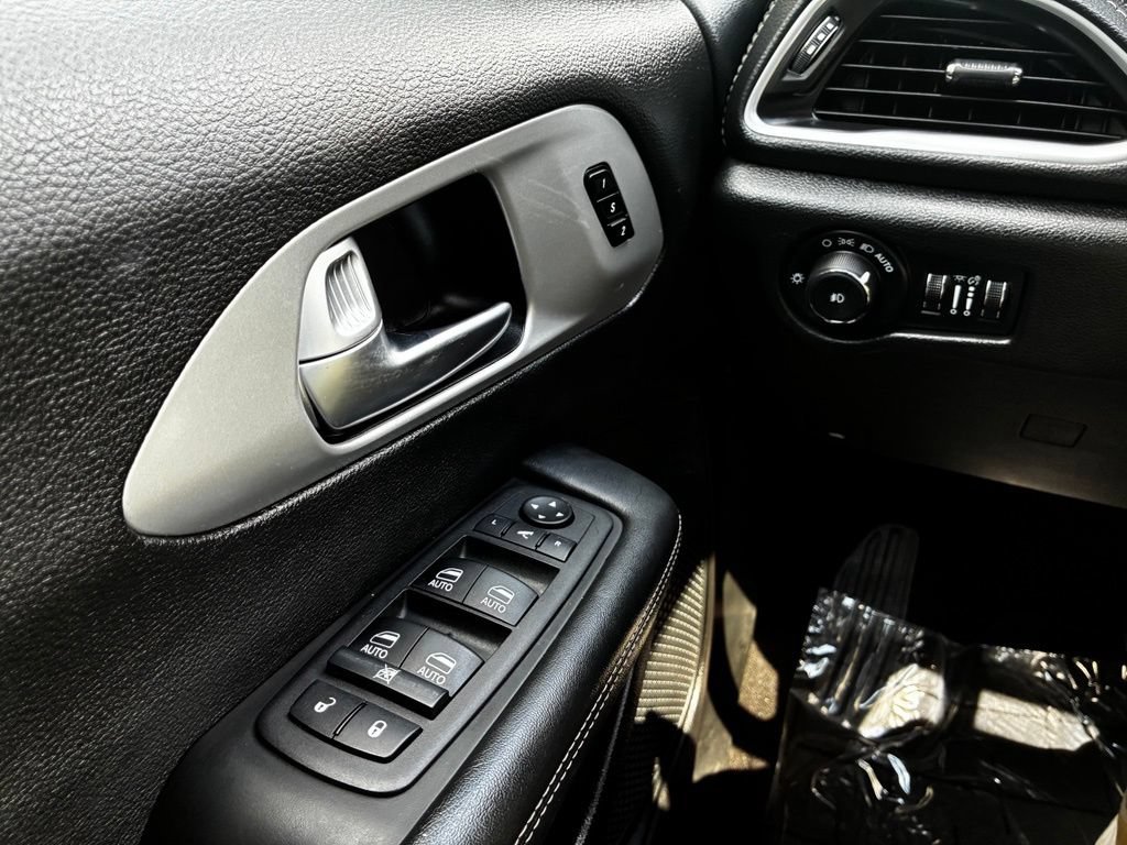 Used 2025 Chrysler Pacifica Limited FWD image 24