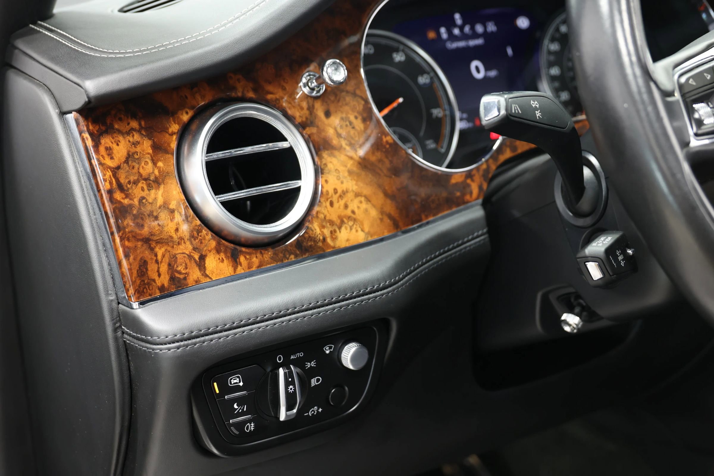 Used 2017 Bentley Bentayga image 24