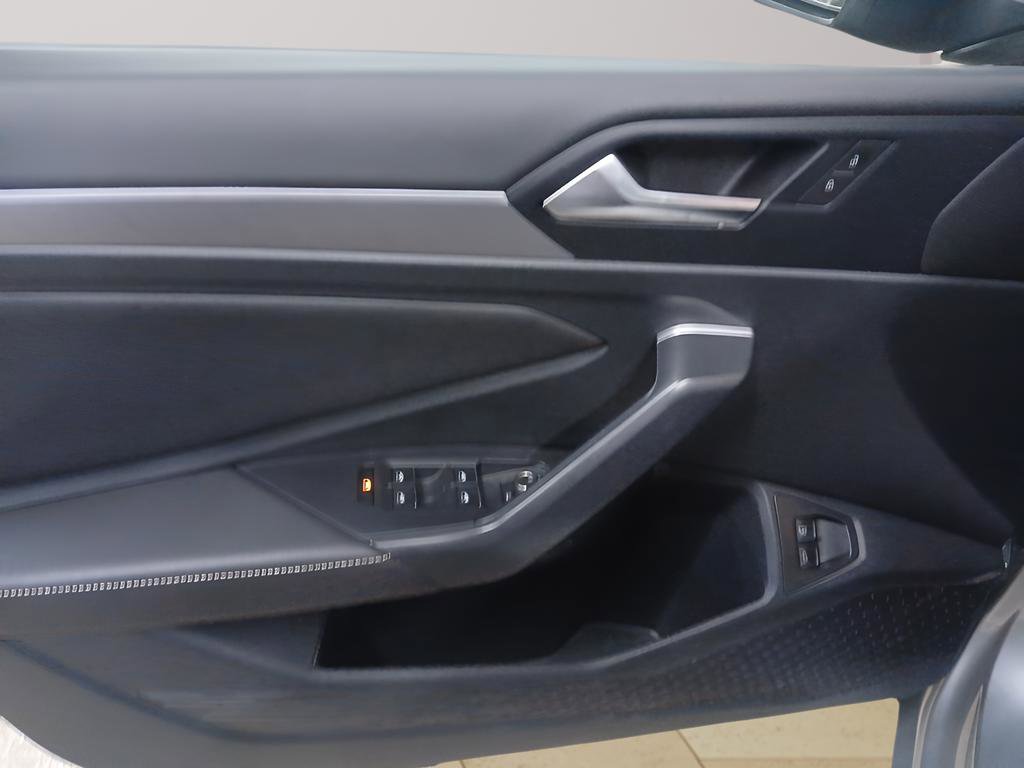 Used 2024 Volkswagen Jetta SE FWD image 16