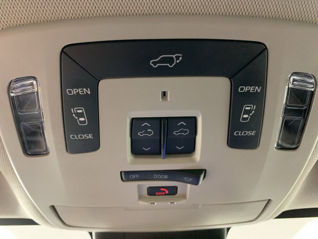 Used 2023 Toyota Sienna Limited FWD image 25