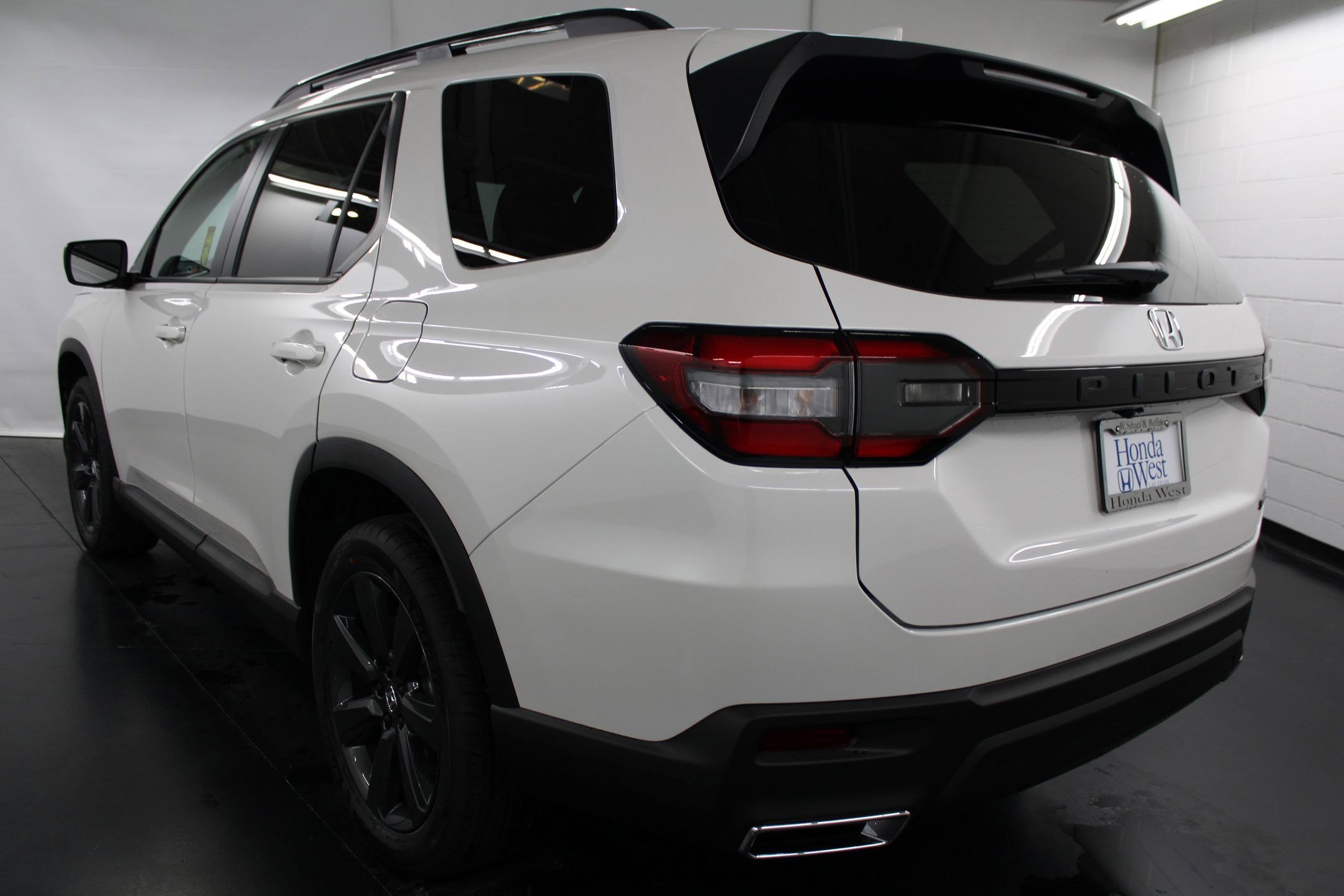 New 2025 Honda Pilot Sport image 3