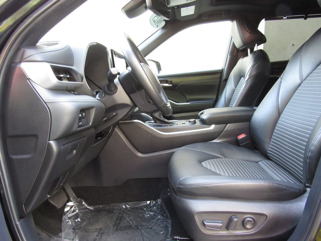 Certified 2025 Toyota Highlander XSE AWD/4WD image 10