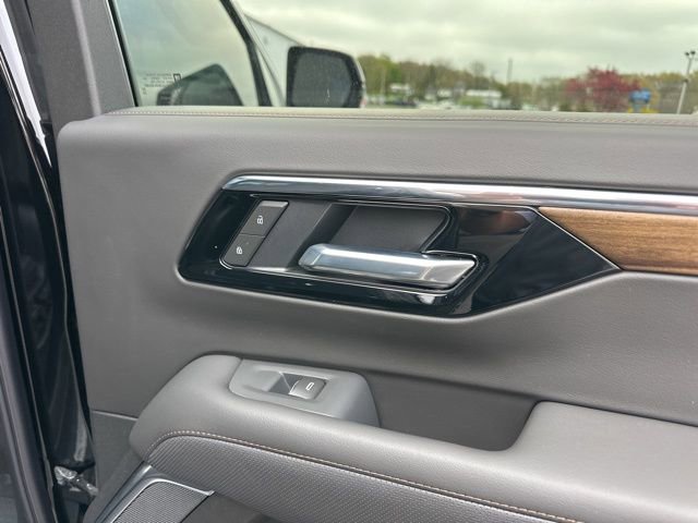 Used 2026 Chevrolet Suburban High Country AWD/4WD image 12