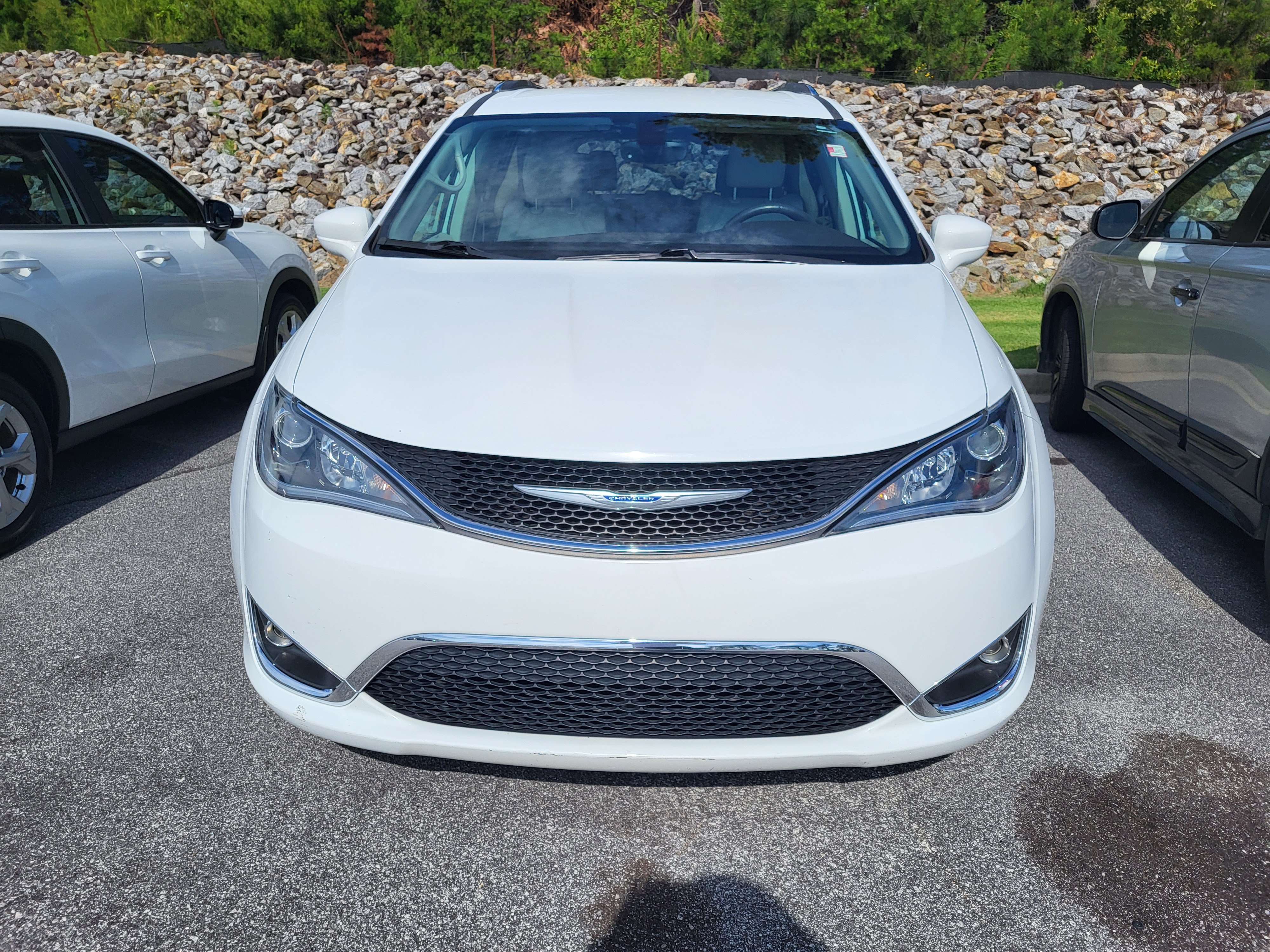 Used 2018 Chrysler Pacifica Touring-L Plus FWD image 2