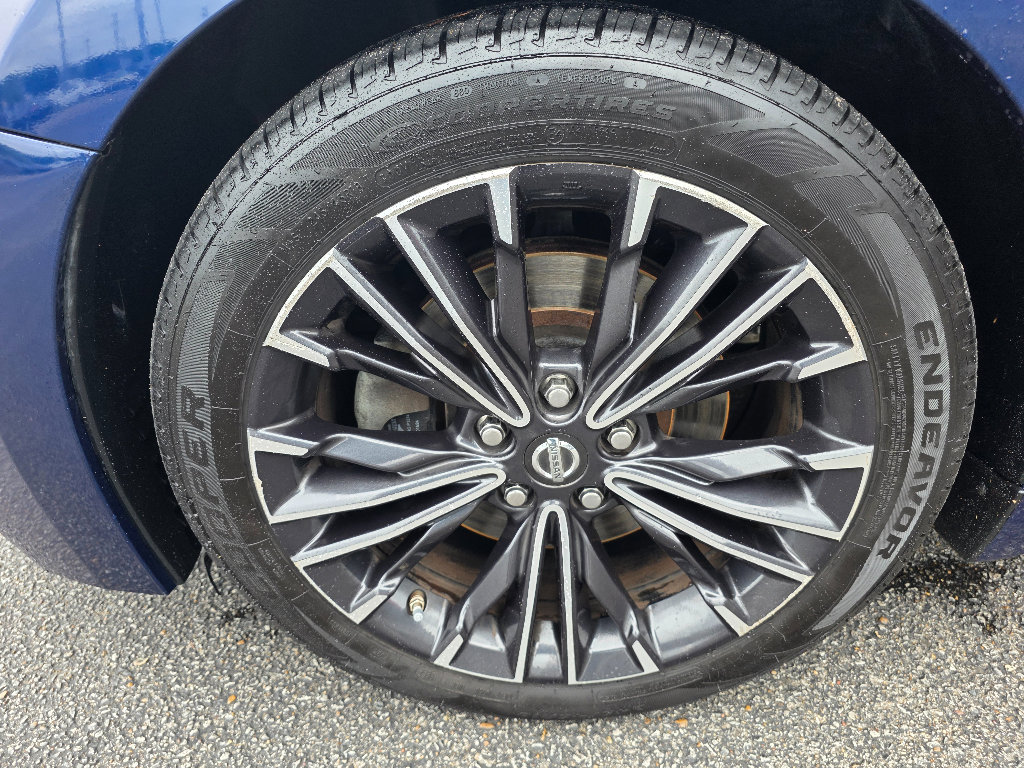 Used 2016 Nissan Maxima Platinum w/ Interior Lighting Package FWD image 9