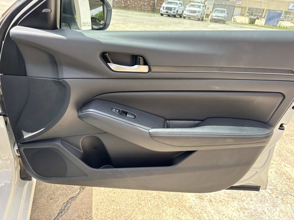 Used 2025 Nissan Altima 2.5 SV FWD image 25