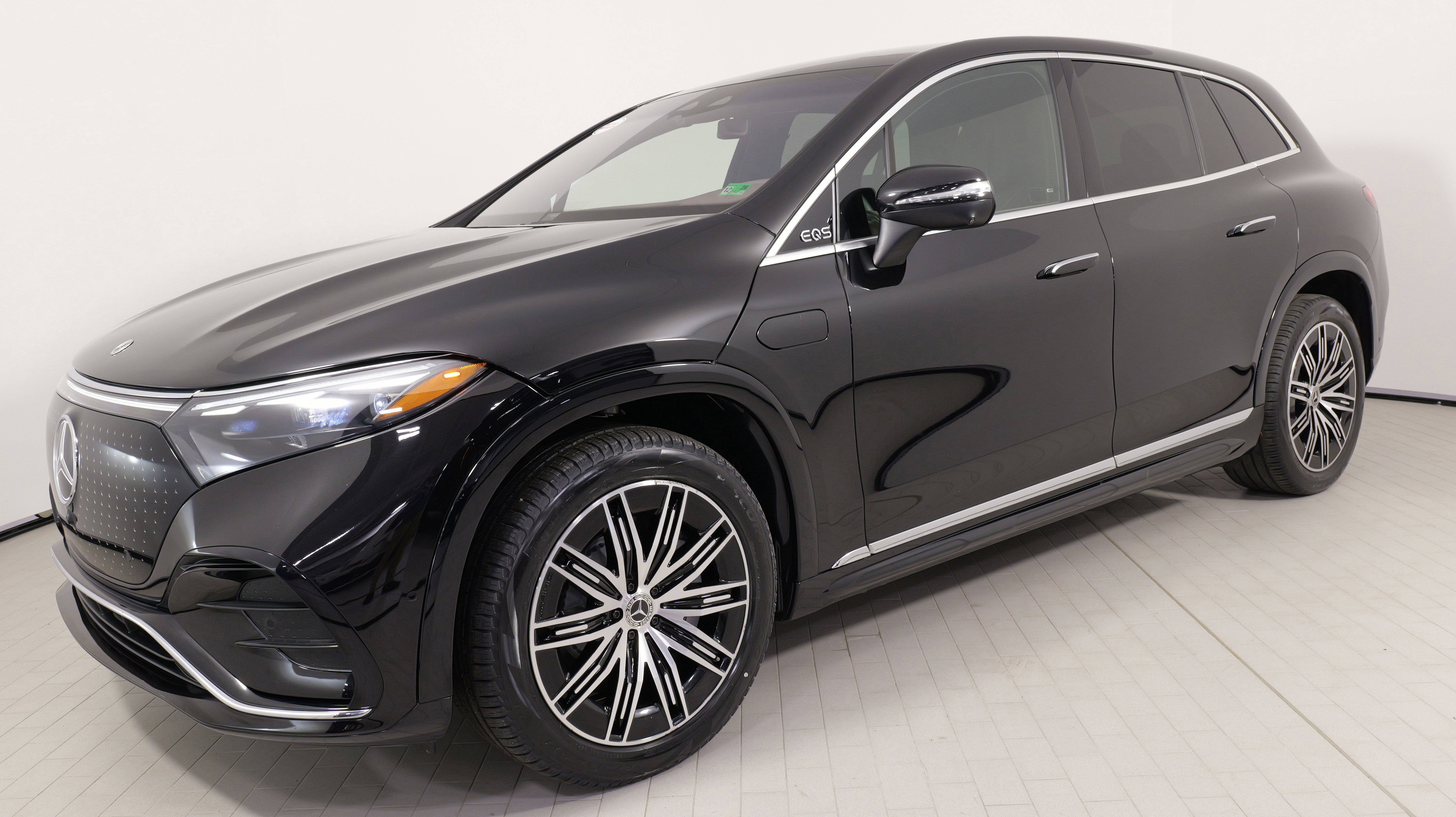 Used 2023 Mercedes-Benz EQS 580 4MATIC SUV image 3