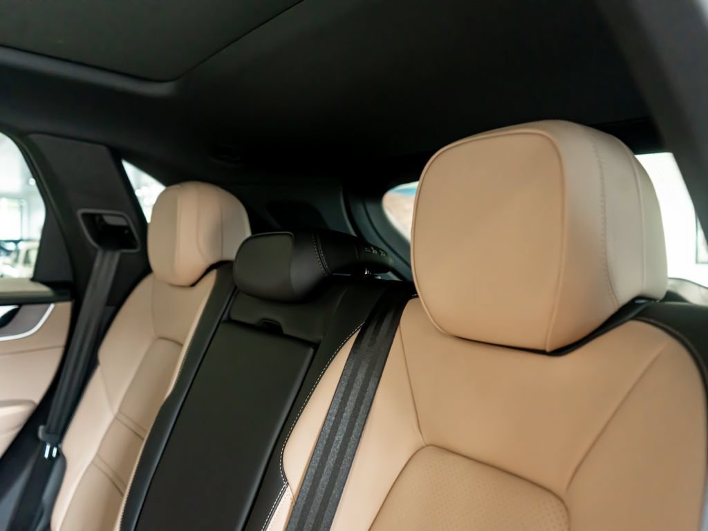 Certified 2025 Porsche Cayenne AWD/4WD image 26