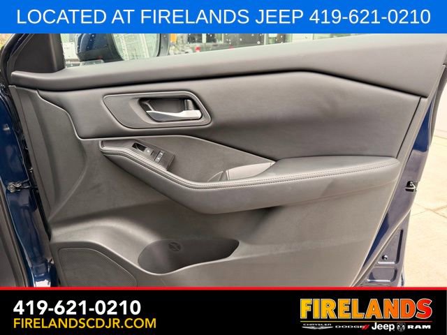 Used 2025 Nissan Rogue SV FWD image 14