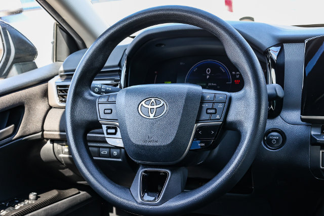 Used 2025 Toyota Camry LE FWD image 17
