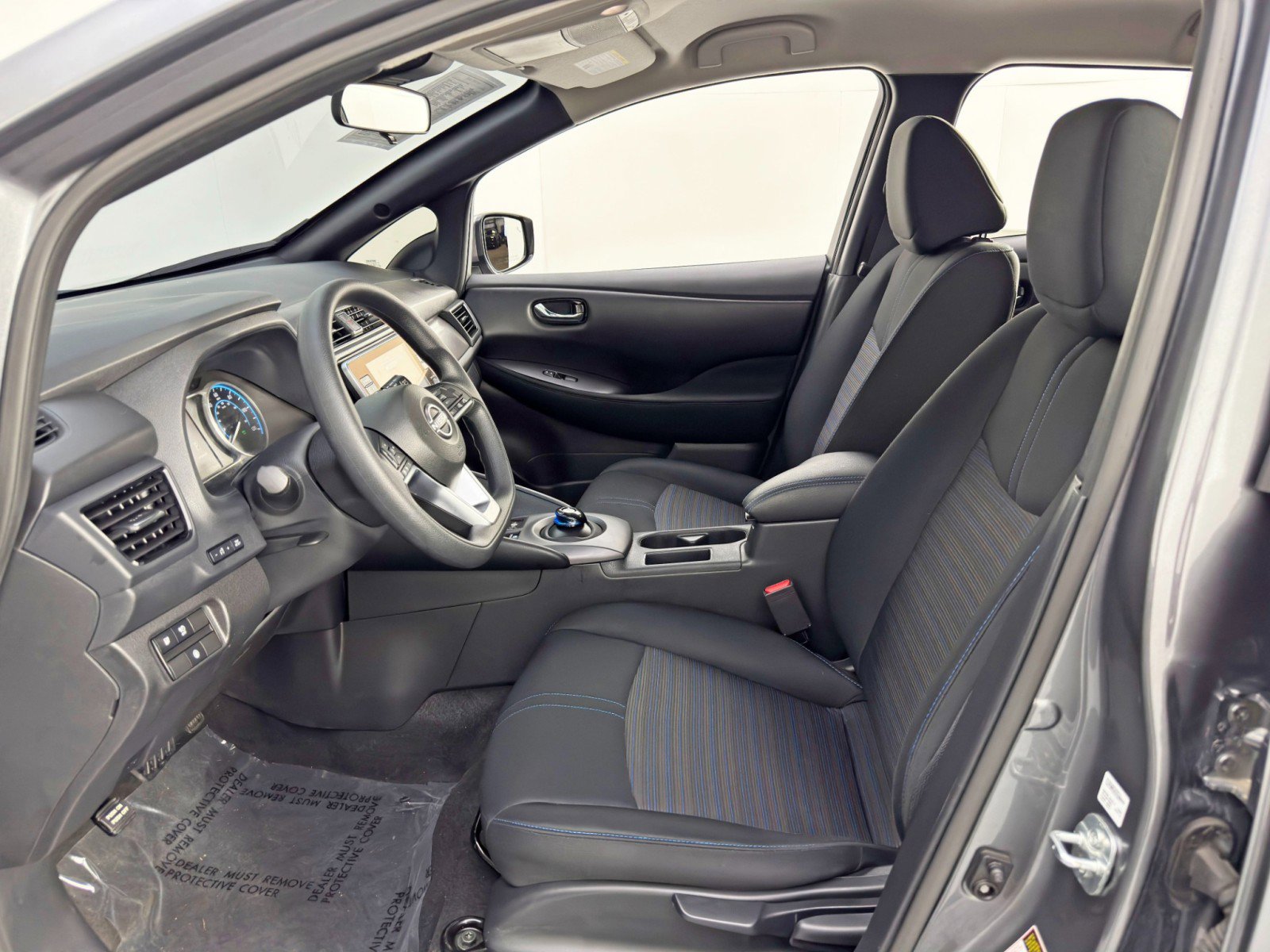 Used 2025 Nissan Leaf S image 15