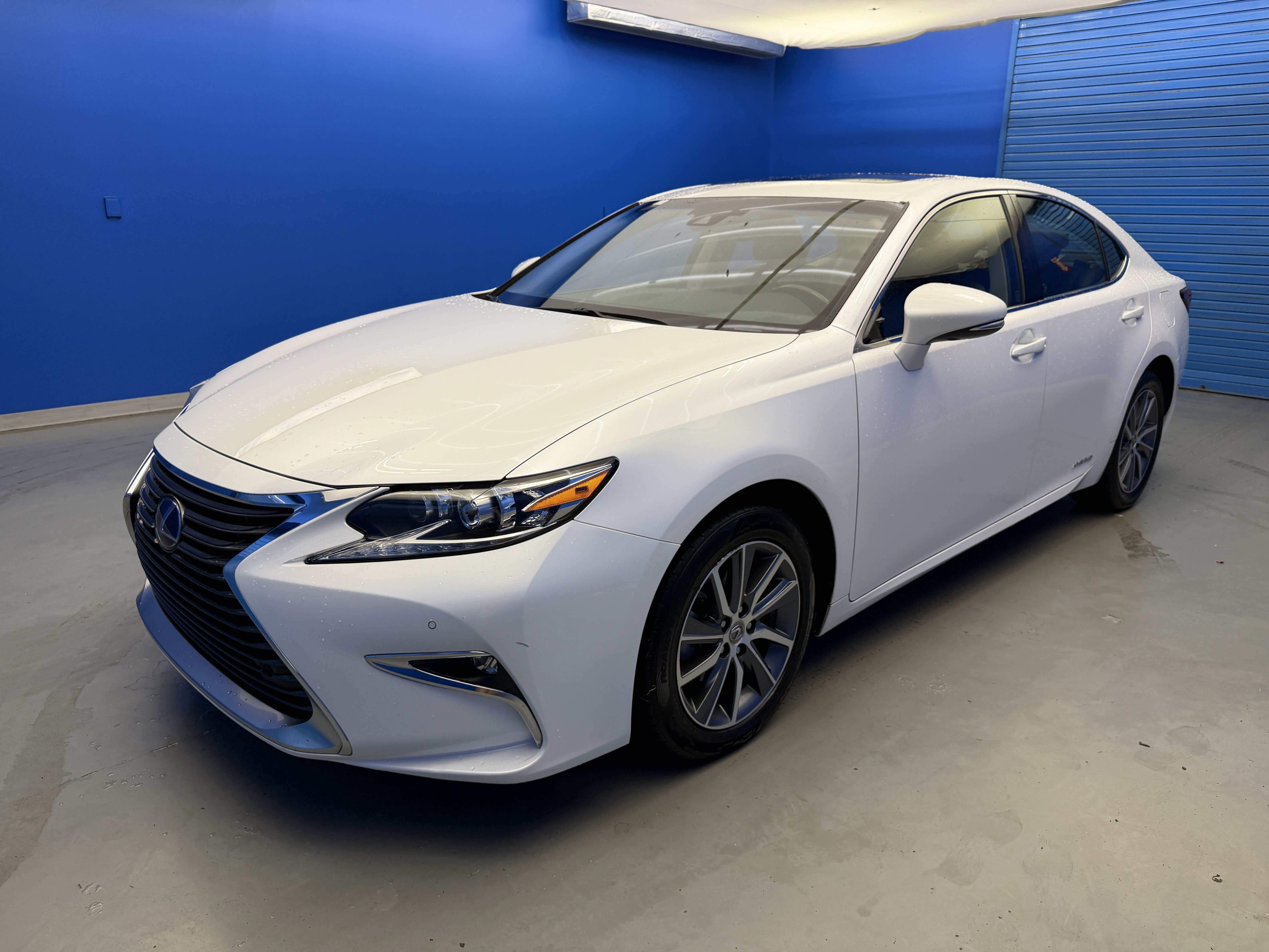 Used 2016 Lexus ES 300h w/ Luxury Package w/Wood Trim FWD image 4
