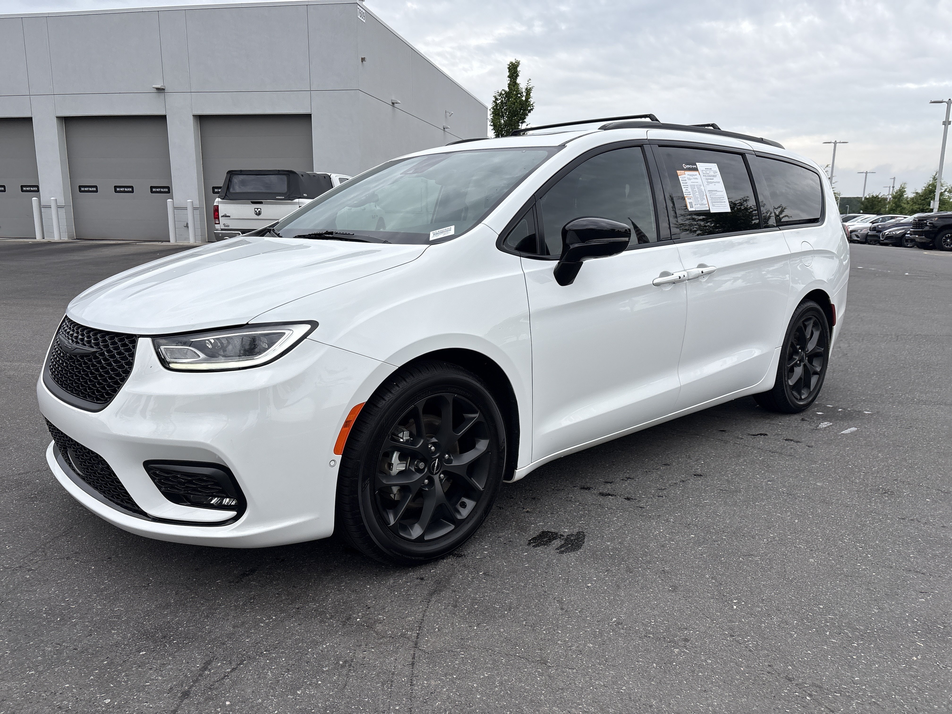 Used 2023 Chrysler Pacifica Limited w/ Uconnect Theater Family Group FWD image 5