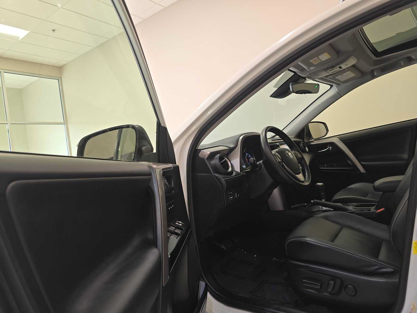 Used 2018 Toyota RAV4 Limited AWD/4WD image 21