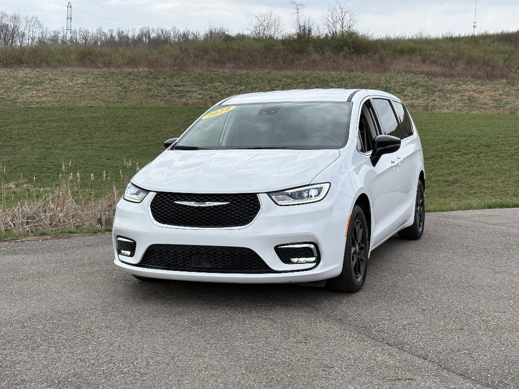 Used 2024 Chrysler Pacifica Touring-L image 1
