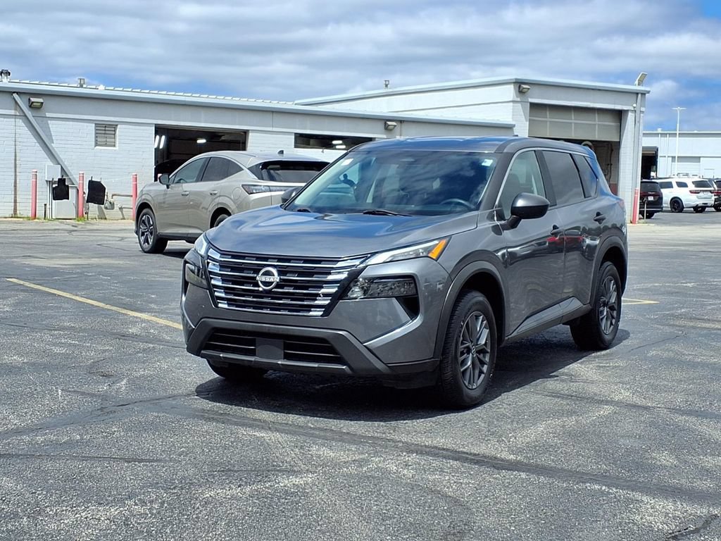 Used 2024 Nissan Rogue S FWD image 2