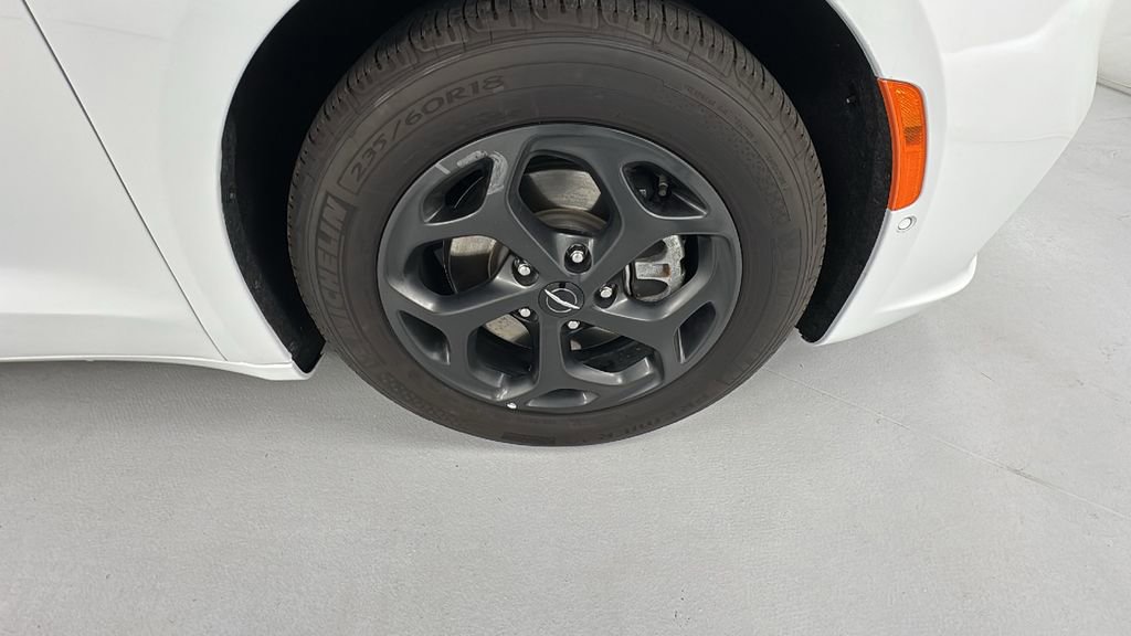 Used 2024 Chrysler Pacifica Select image 9