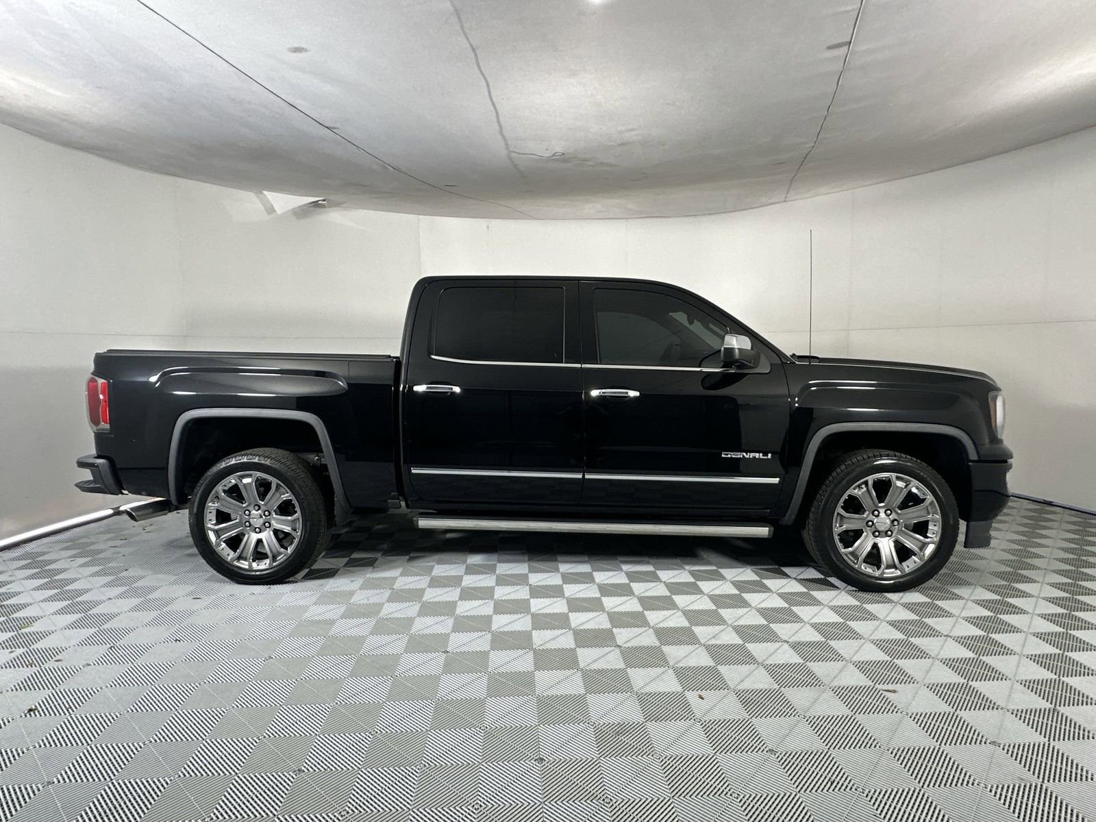 Used 2018 GMC Sierra 1500 Denali w/ Denali Ultimate Package AWD/4WD image 9