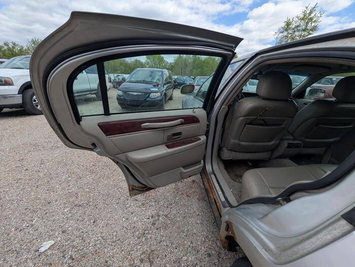 Used 2003 Lincoln Town Car Signature RWD image 24