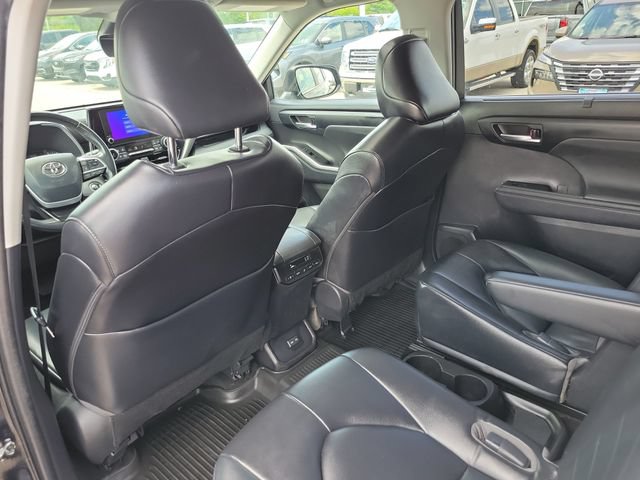 Used 2023 Toyota Highlander XLE AWD/4WD image 12