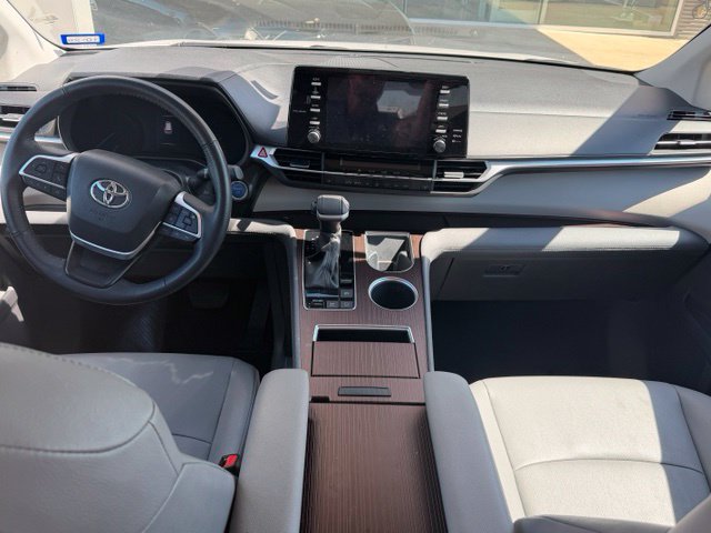 Used 2024 Toyota Sienna XLE FWD image 3