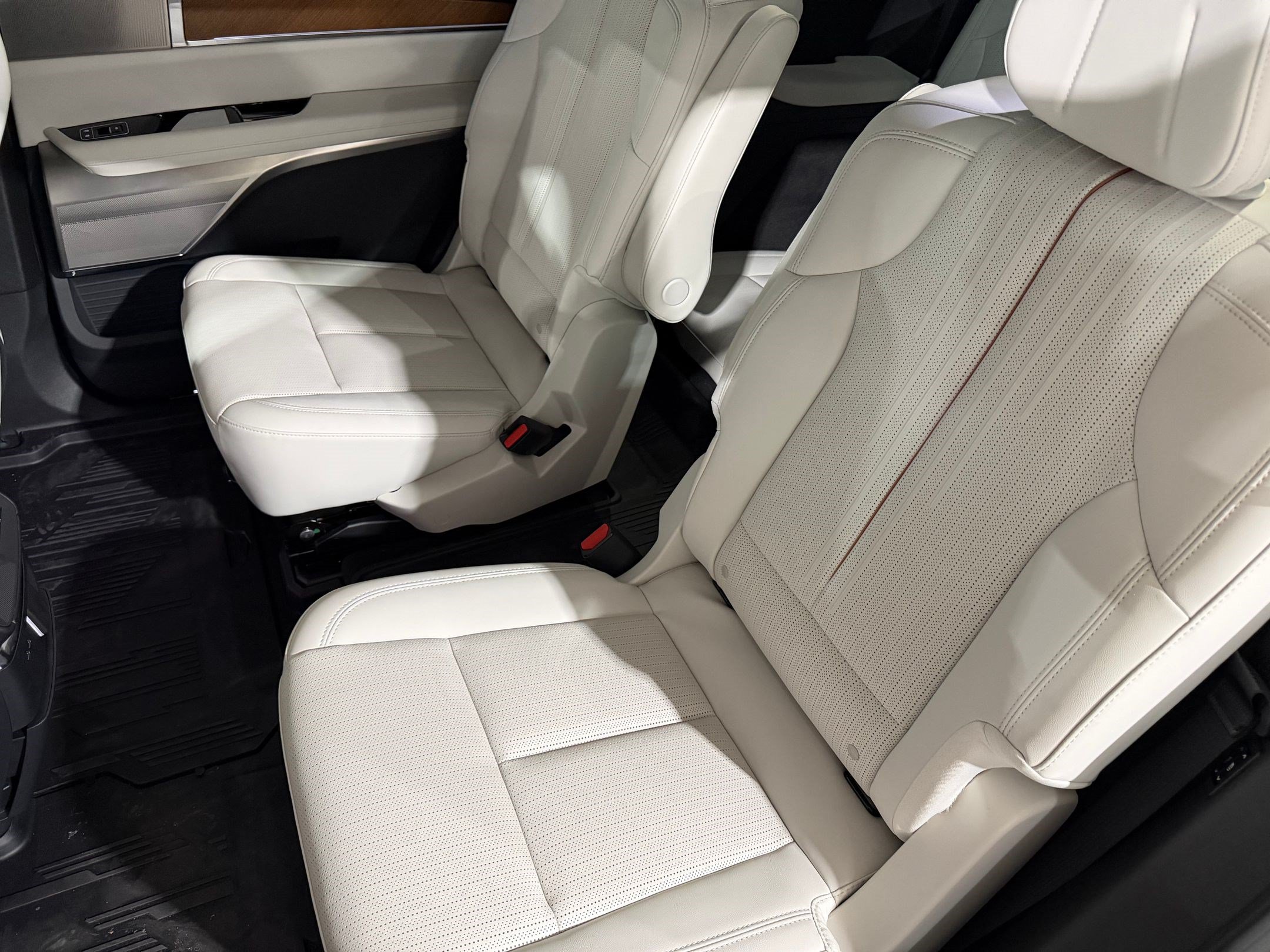New 2026 Cadillac Vistiq Sport w/ LPO, Floor Liner Package AWD/4WD image 46