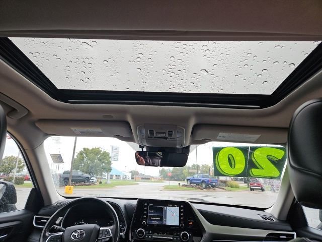 Used 2020 Toyota Highlander XLE image 28
