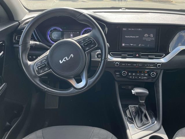 Used 2022 Kia Niro LXS image 2
