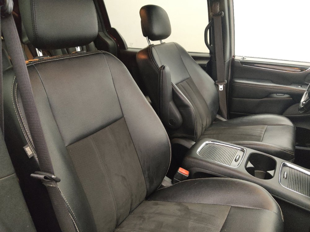 Used 2019 Dodge Grand Caravan SXT w/ Blacktop Package FWD image 21