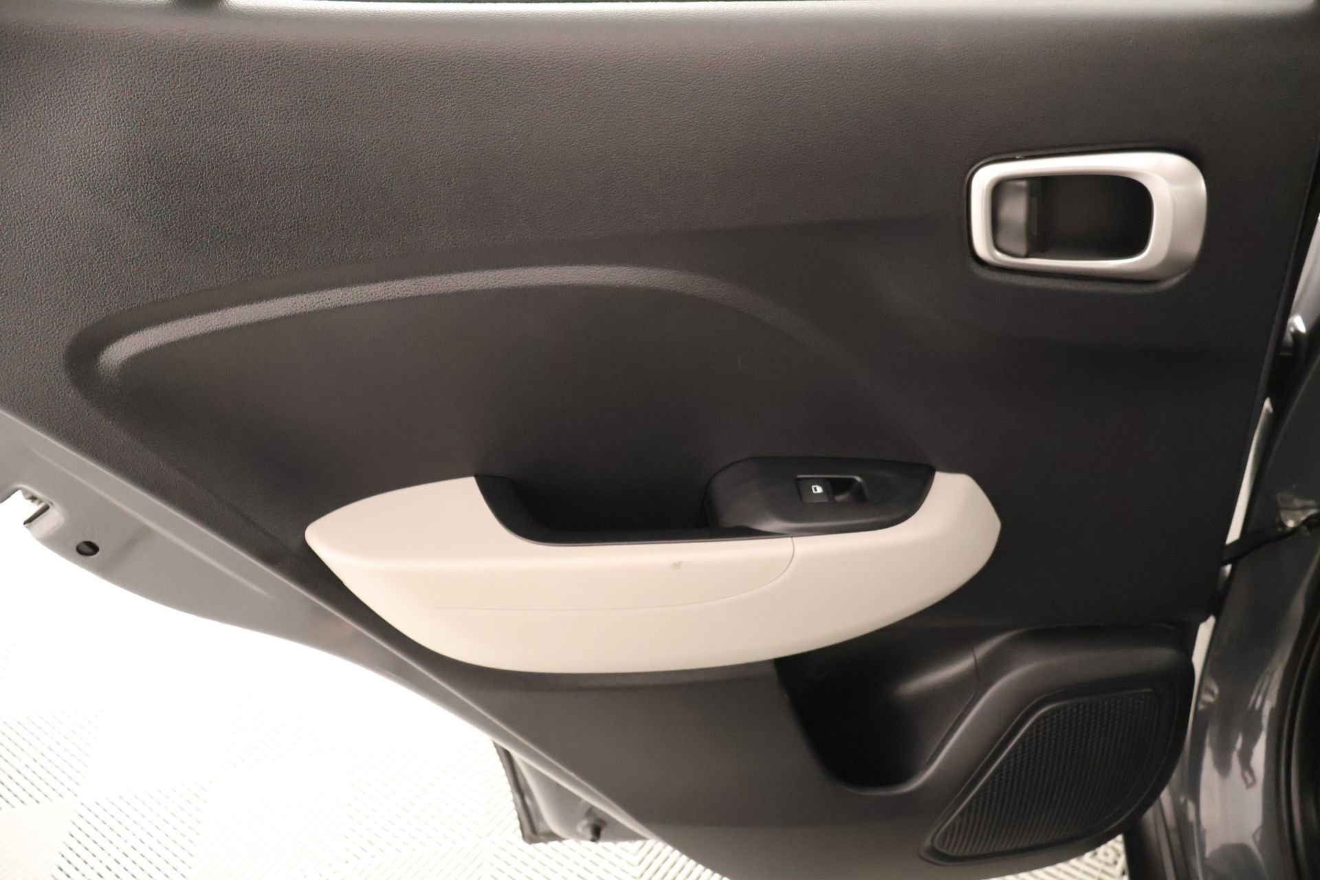 Used 2025 Hyundai Venue SEL FWD image 16