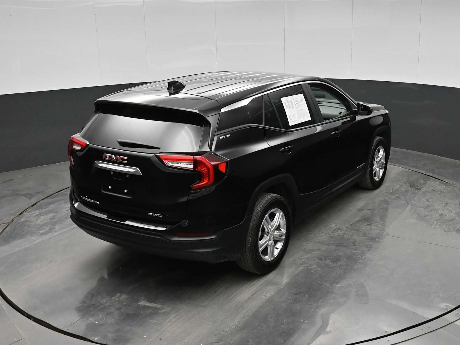 Used 2024 GMC Terrain SLE AWD/4WD image 30