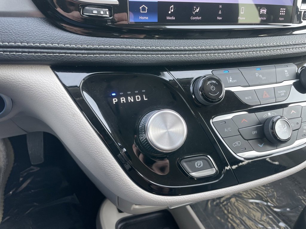 Used 2024 Chrysler Pacifica Select image 13