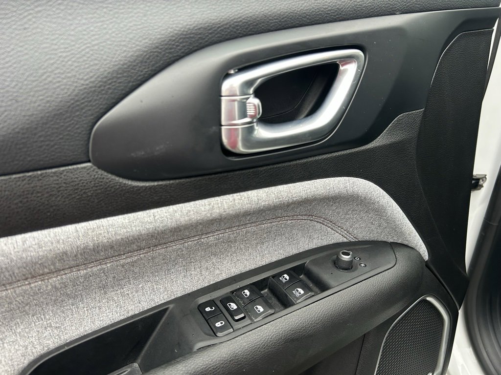 Used 2024 Jeep Compass Latitude w/ Sun and Sound Group image 12