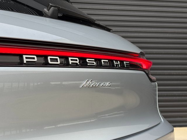 Certified 2025 Porsche Macan image 27