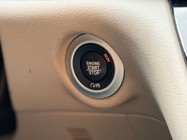 Used 2023 Chrysler Pacifica Touring-L image 12