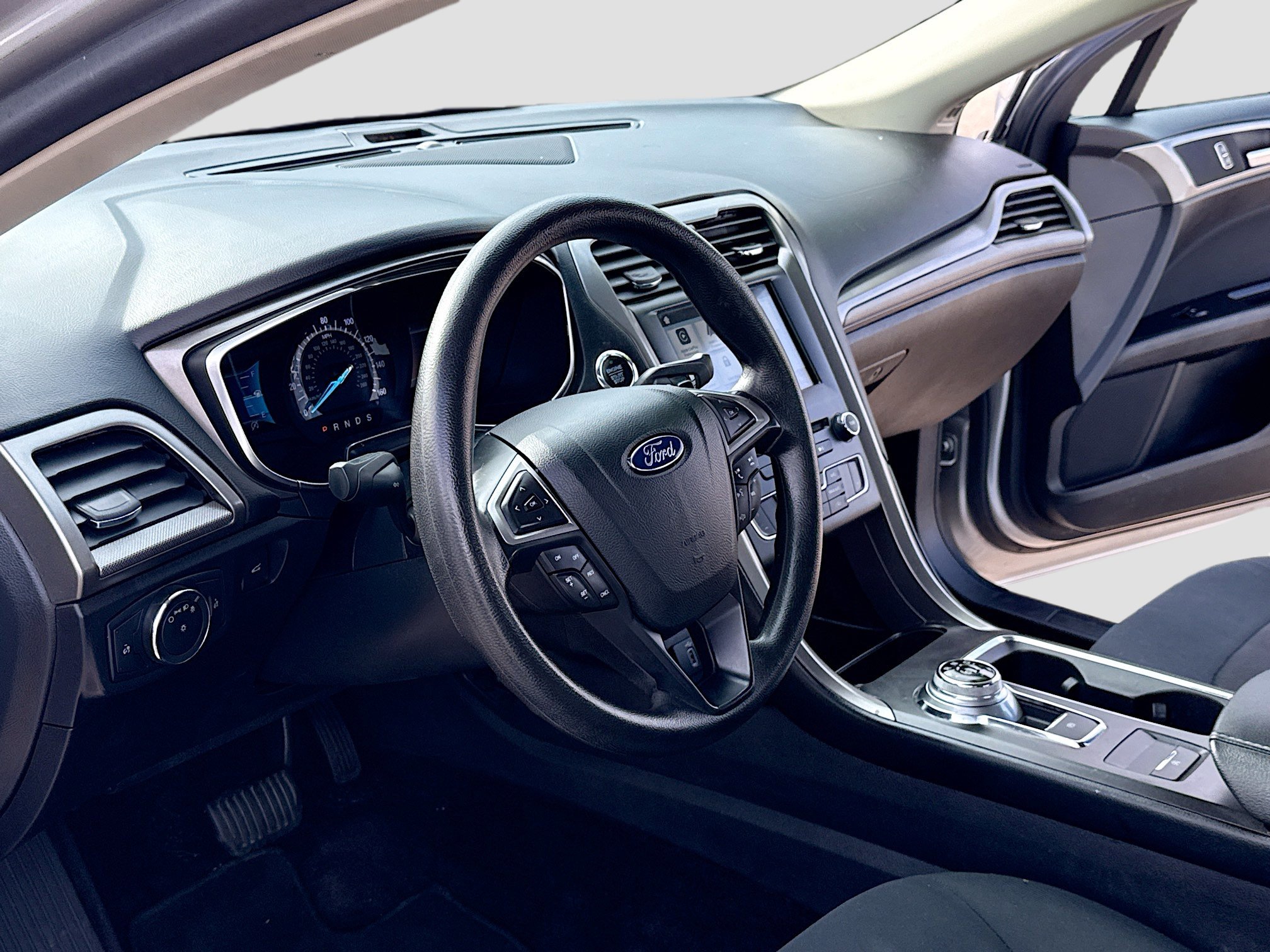 Used 2017 Ford Fusion SE w/ Fusion SE Technology Package FWD image 4