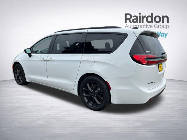 Used 2025 Chrysler Pacifica Limited image 6