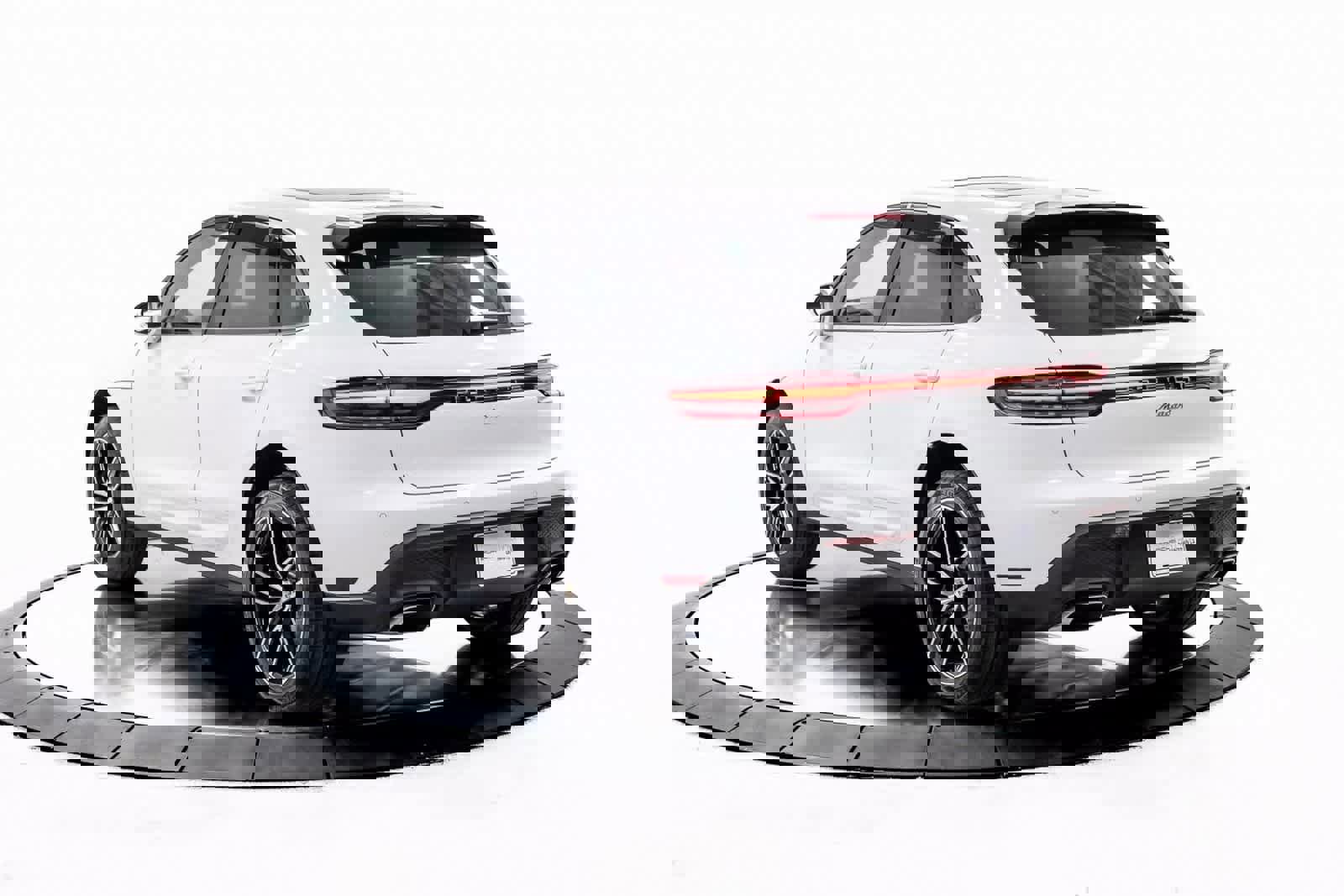 Certified 2025 Porsche Macan image 3