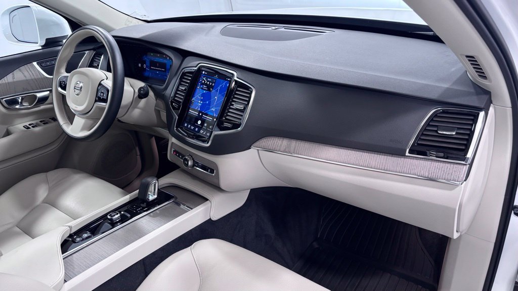 Certified 2025 Volvo XC90 T8 Plus w/ Protection Package Premier AWD/4WD image 17