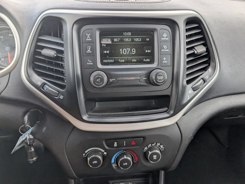 Used 2018 Jeep Cherokee Latitude FWD image 19