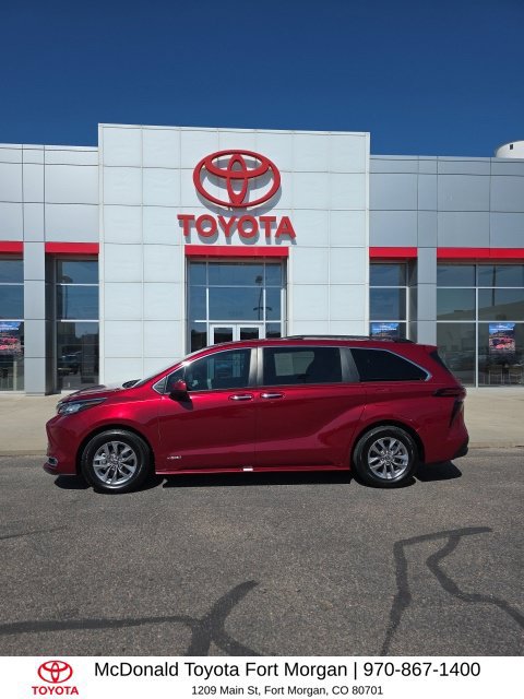 Used 2021 Toyota Sienna XLE FWD image 2