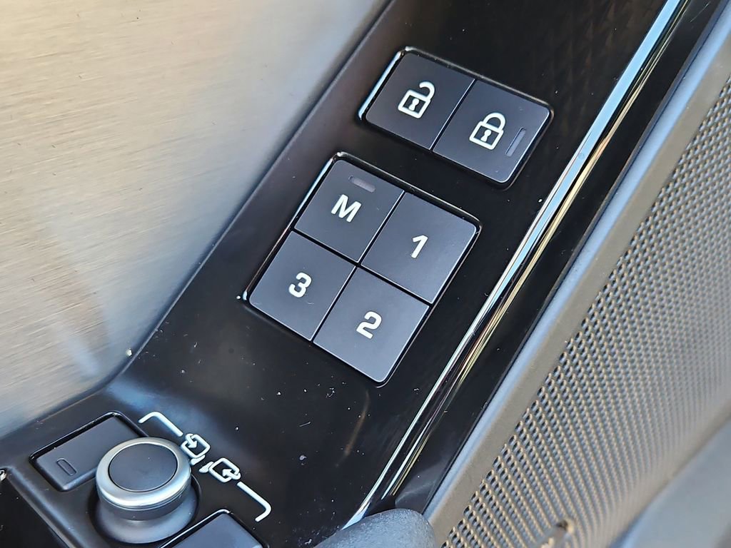 Used 2023 Land Rover Range Rover Velar R-Dynamic S image 21