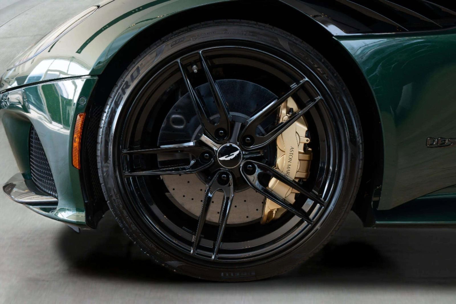 Used 2021 Aston Martin DBS Superleggera Volante image 14