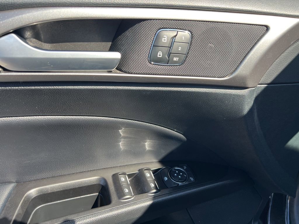 Used 2018 Ford Fusion SE w/ Fusion SE Technology Package image 22