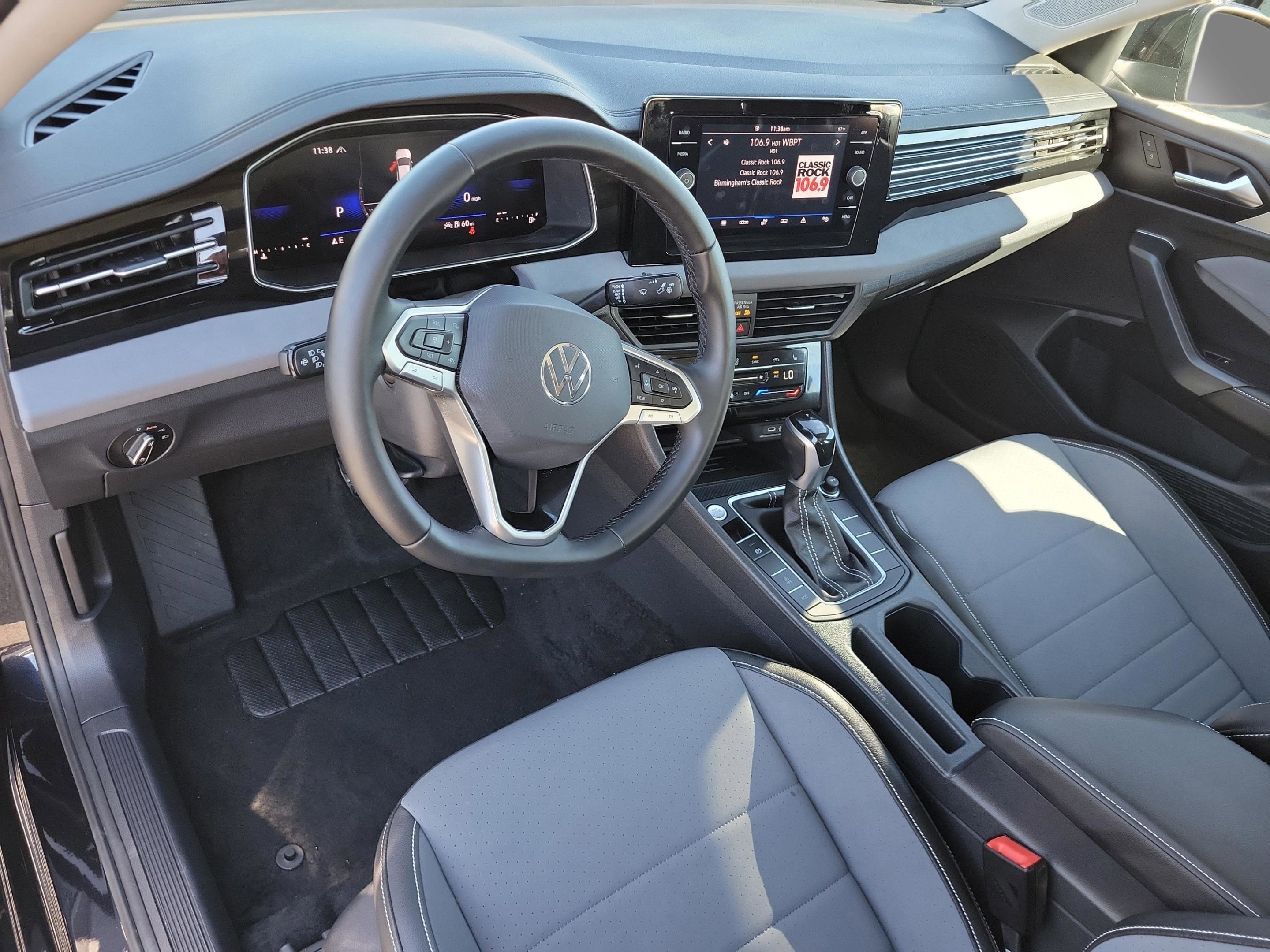 Used 2025 Volkswagen Jetta SE image 12