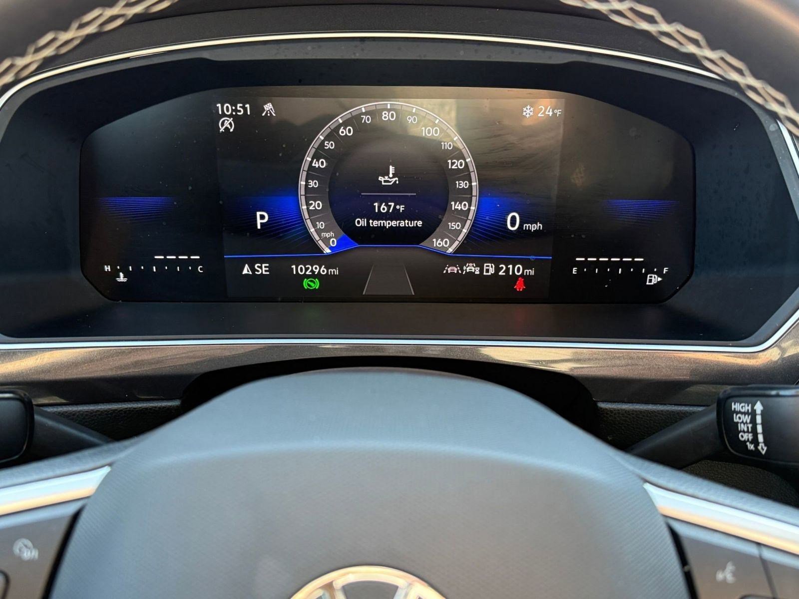 Used 2024 Volkswagen Tiguan SE w/ Panoramic Sunroof Package image 19