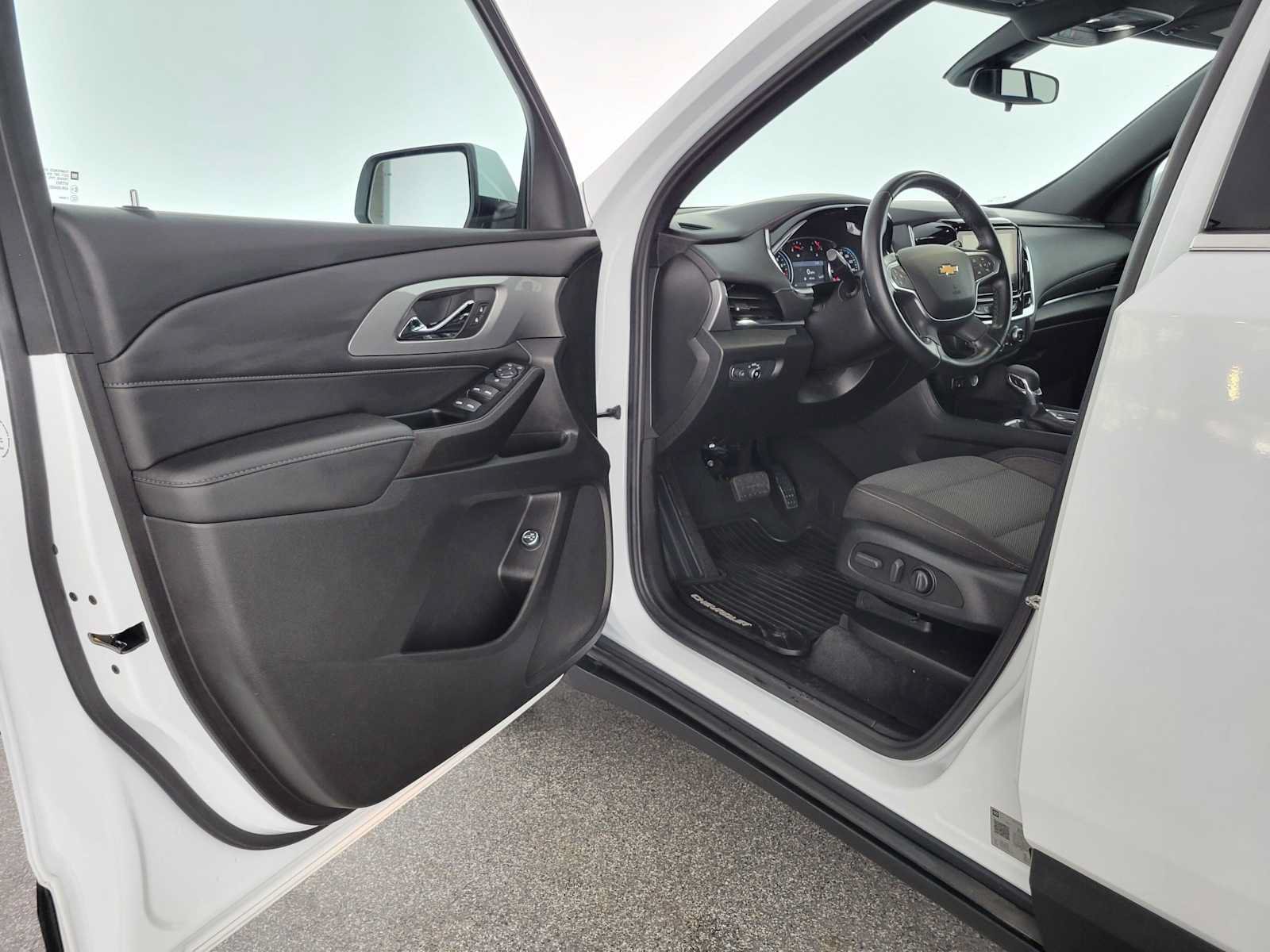 Used 2023 Chevrolet Traverse LT FWD image 23