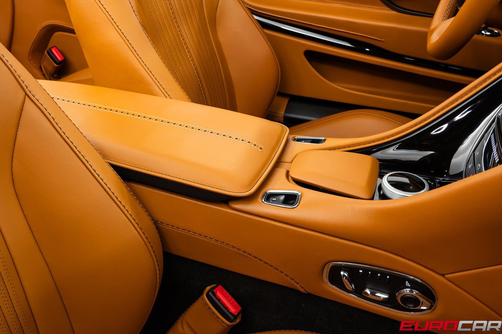 Used 2019 Aston Martin DB11 Volante RWD image 34