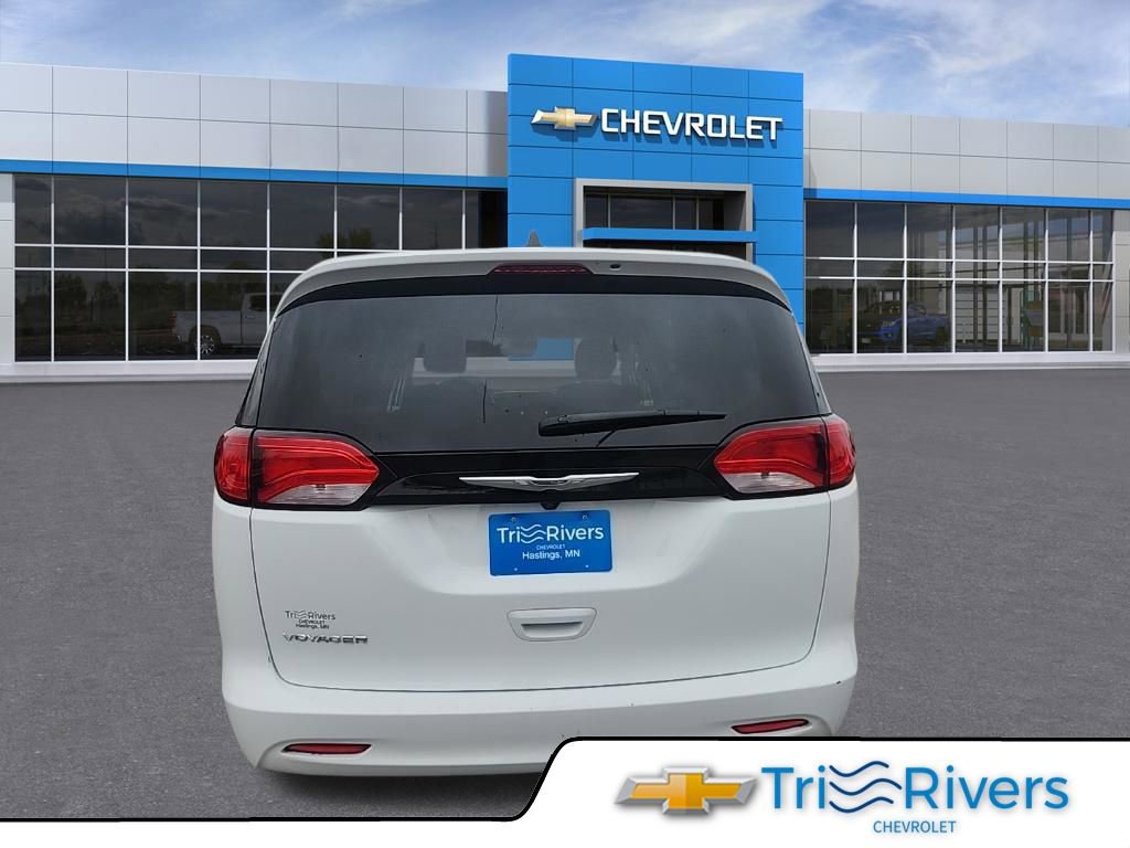 Used 2023 Chrysler Voyager LX image 4